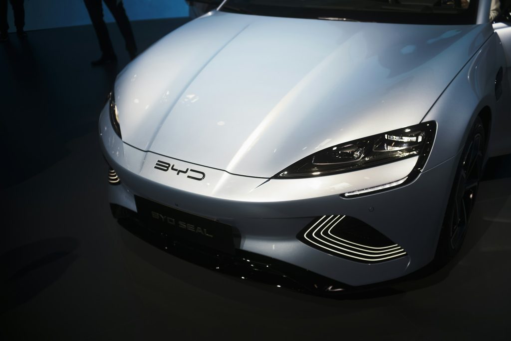 Nova versão do BYD Han chega com sistema híbrido e preço reduzido
