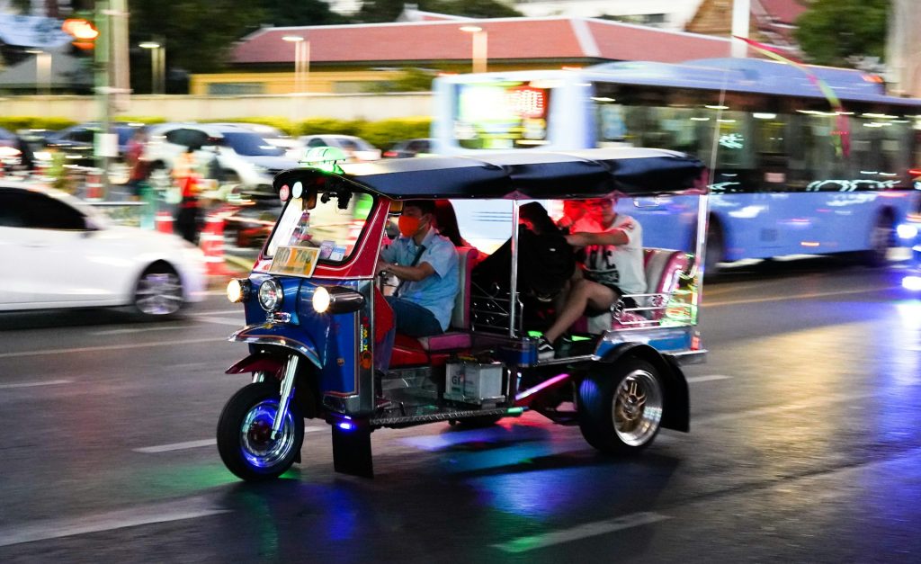 Tuk-tuk com visual da Vespa chega ao Brasil com preço a partir de R$ 41.900