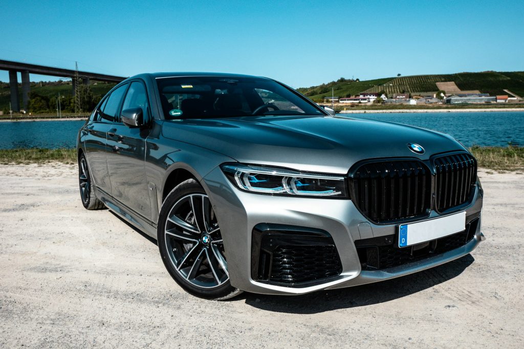 BMW 2027: A Eficiência Imbatível do iX3 e o Luxo Exagerado do Novo Série 7