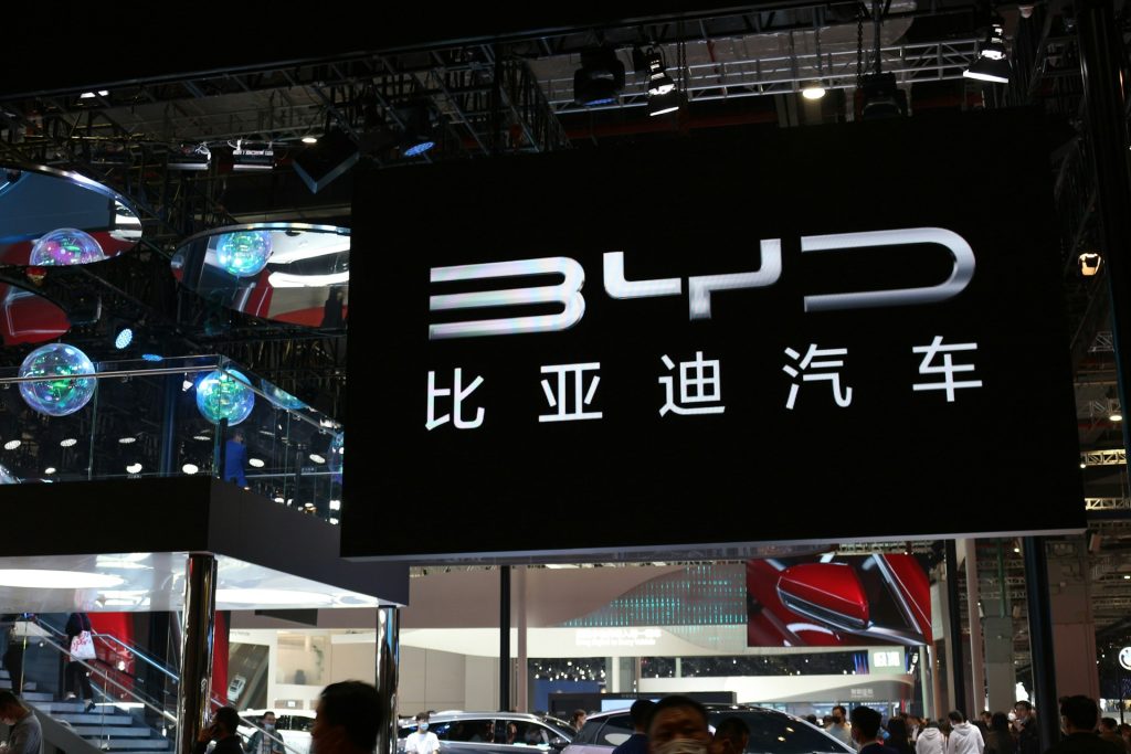 A Estratégia de Pinça da BYD: O Domínio do Volume no Brasil e a Vitrine Tecnológica na China